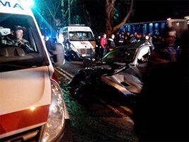 В Симферополе спорткар BMW влетел в дерево - погибла девушка