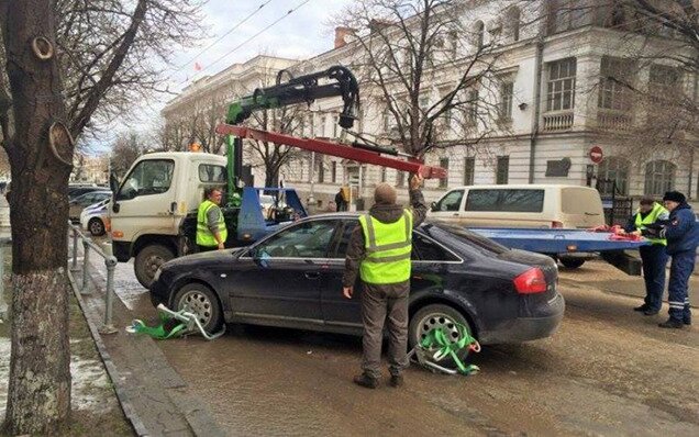 В Севастополе начали эвакуацию припаркованных в неположенных местах автомобилей